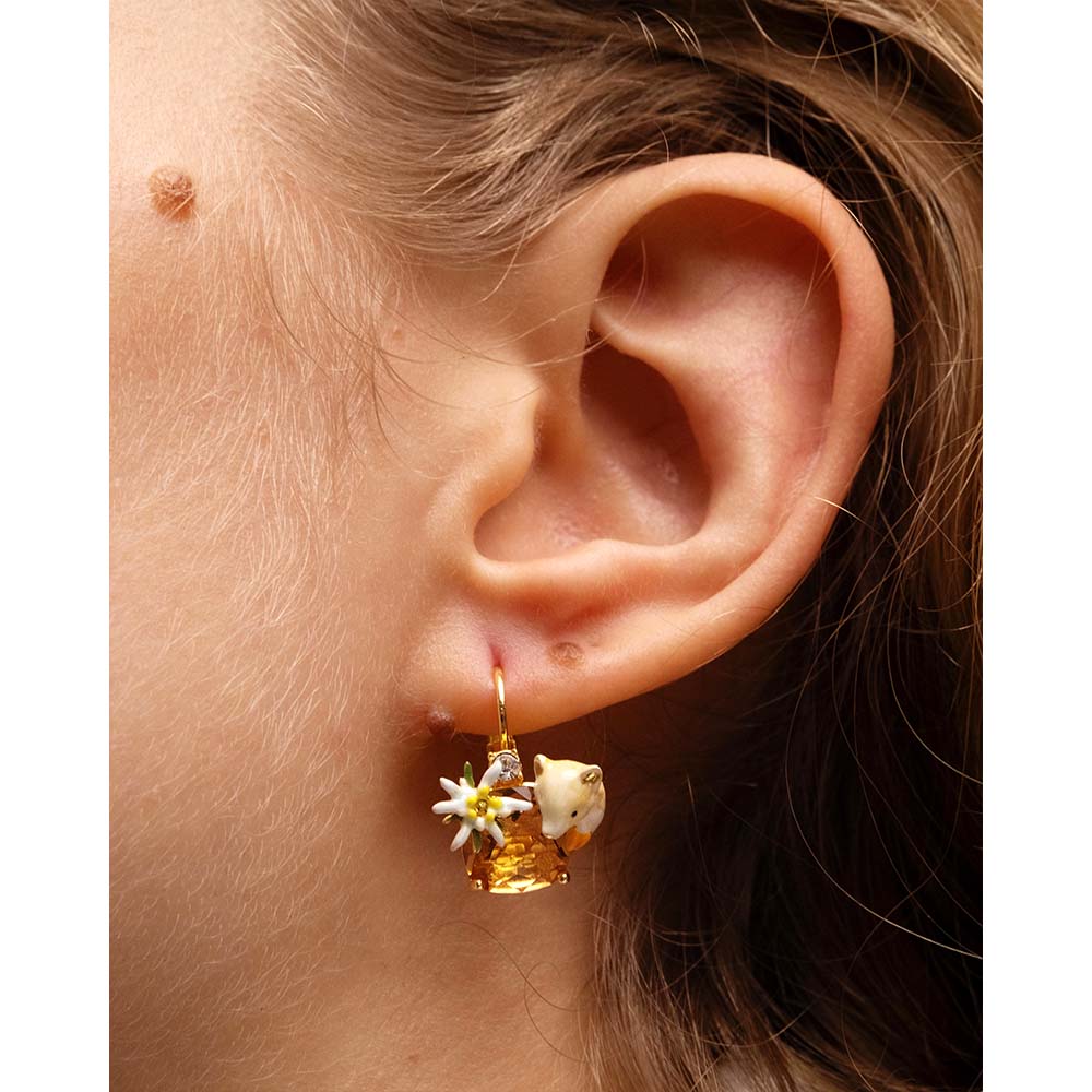 北極ギツネがストーンから顔をだす、エーデルワイスのドルムーズピアス