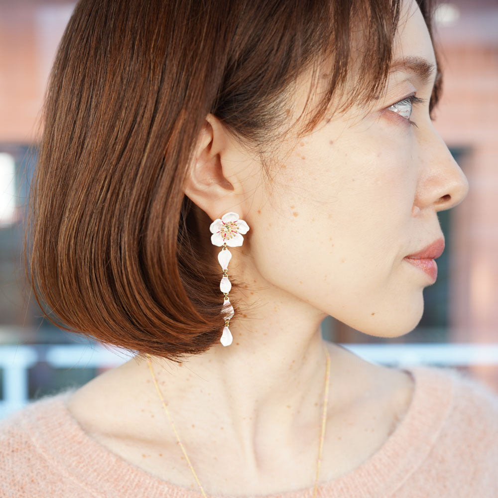 白い桜の花びらが揺れるロングピアス – PLAISIR TOKYO