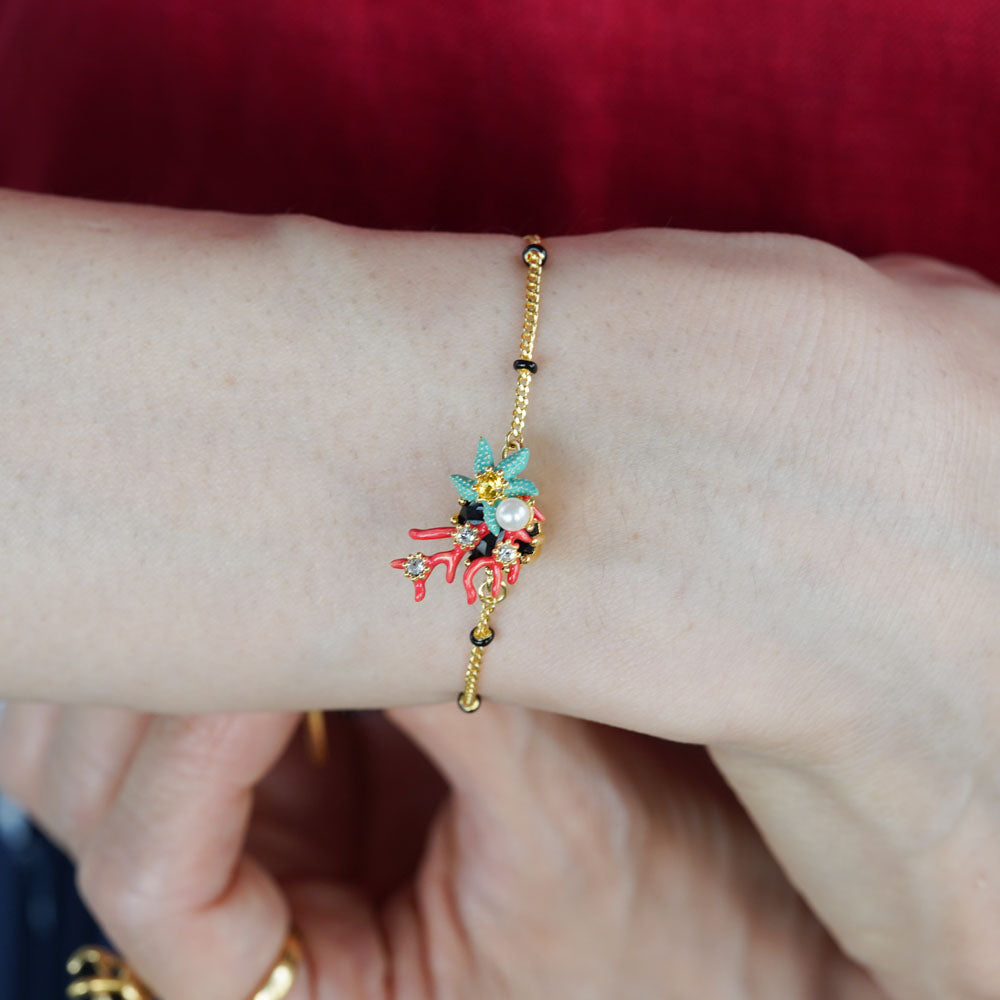 魅惑のキャビネットの、黒いクリスタルと紅サンゴ、青いヒトデの