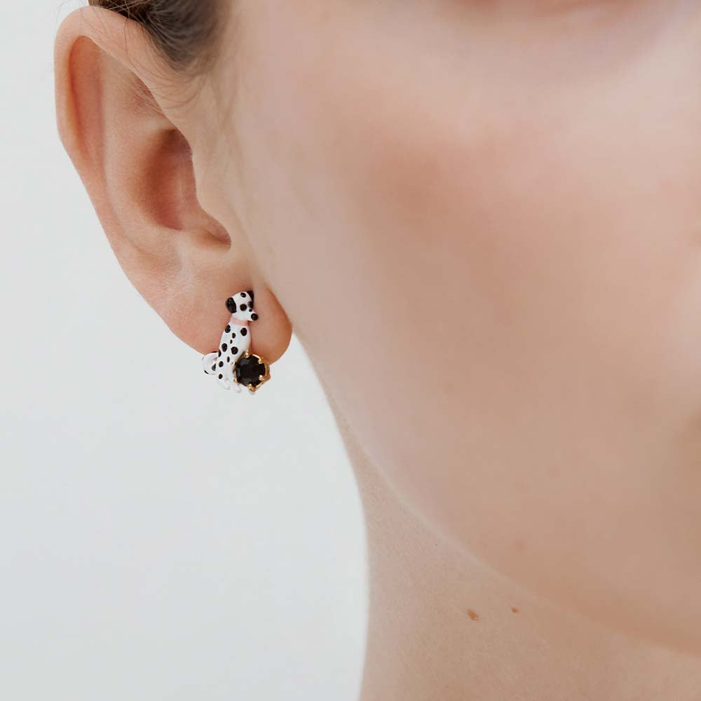 ダルメシアンがブラッククリスタルで遊ぶアシンメトリーピアス