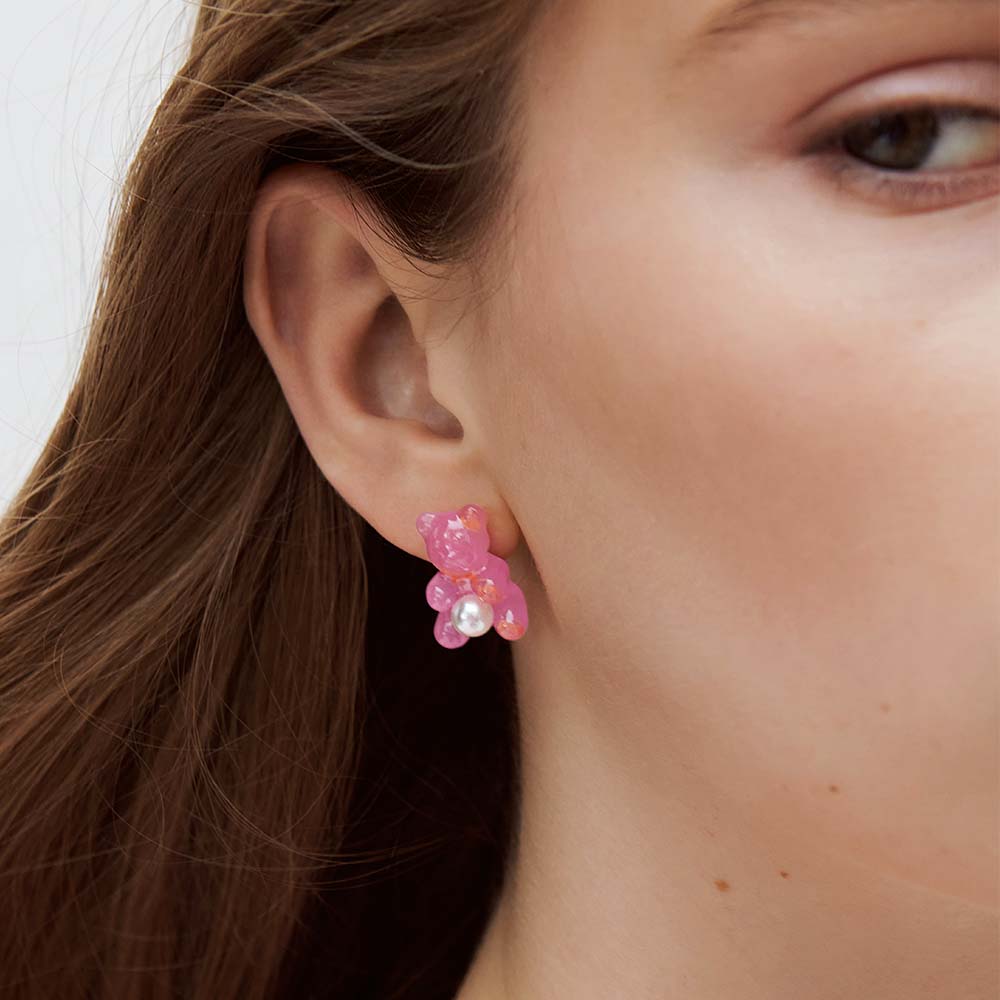 ブルーとピンクのグミの熊さんがパールを抱えるピアス – PLAISIR TOKYO