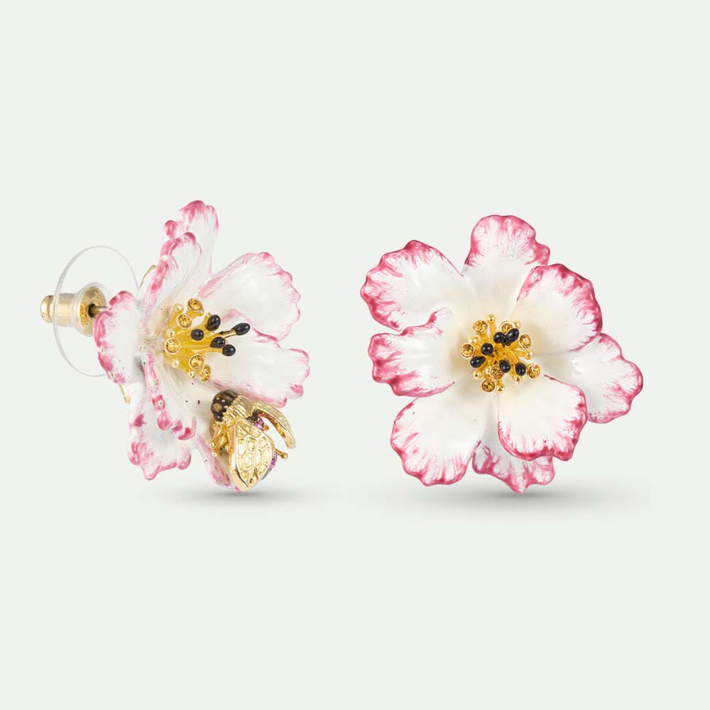 ピンクの縁取りの白いコスモスと蜜蜂のアシンメトリーピアス – PLAISIR