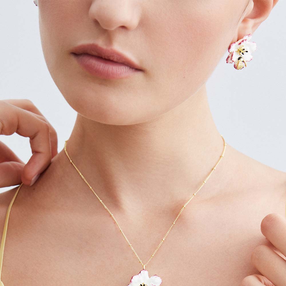 ピンクの縁取りの白いコスモスと蜜蜂のアシンメトリーピアス – PLAISIR