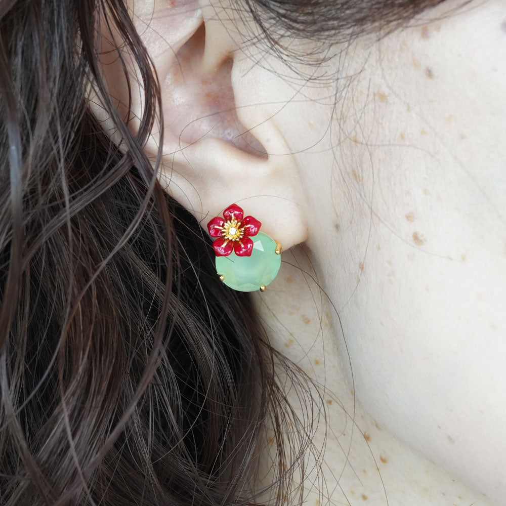 翡翠色のストーンに寄り添う梅の花 ピアス – PLAISIR TOKYO