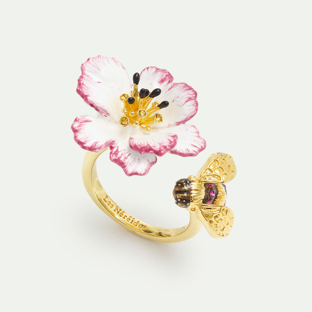 ピンクの縁取りの白いコスモスと、ベリー色の蜜蜂のリング – PLAISIR TOKYO