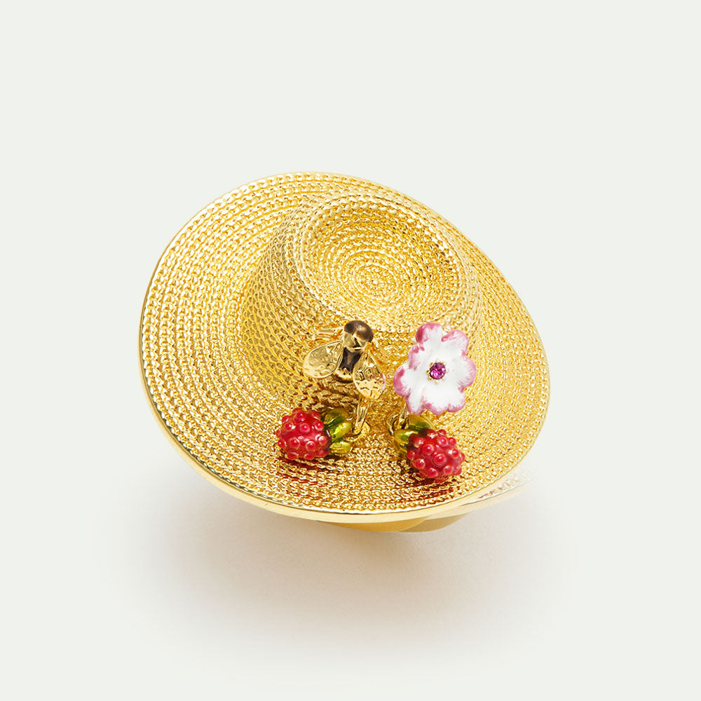 木陰に置かれた麦わら帽子と、コスモス、ラズベリー、蜜蜂のリング